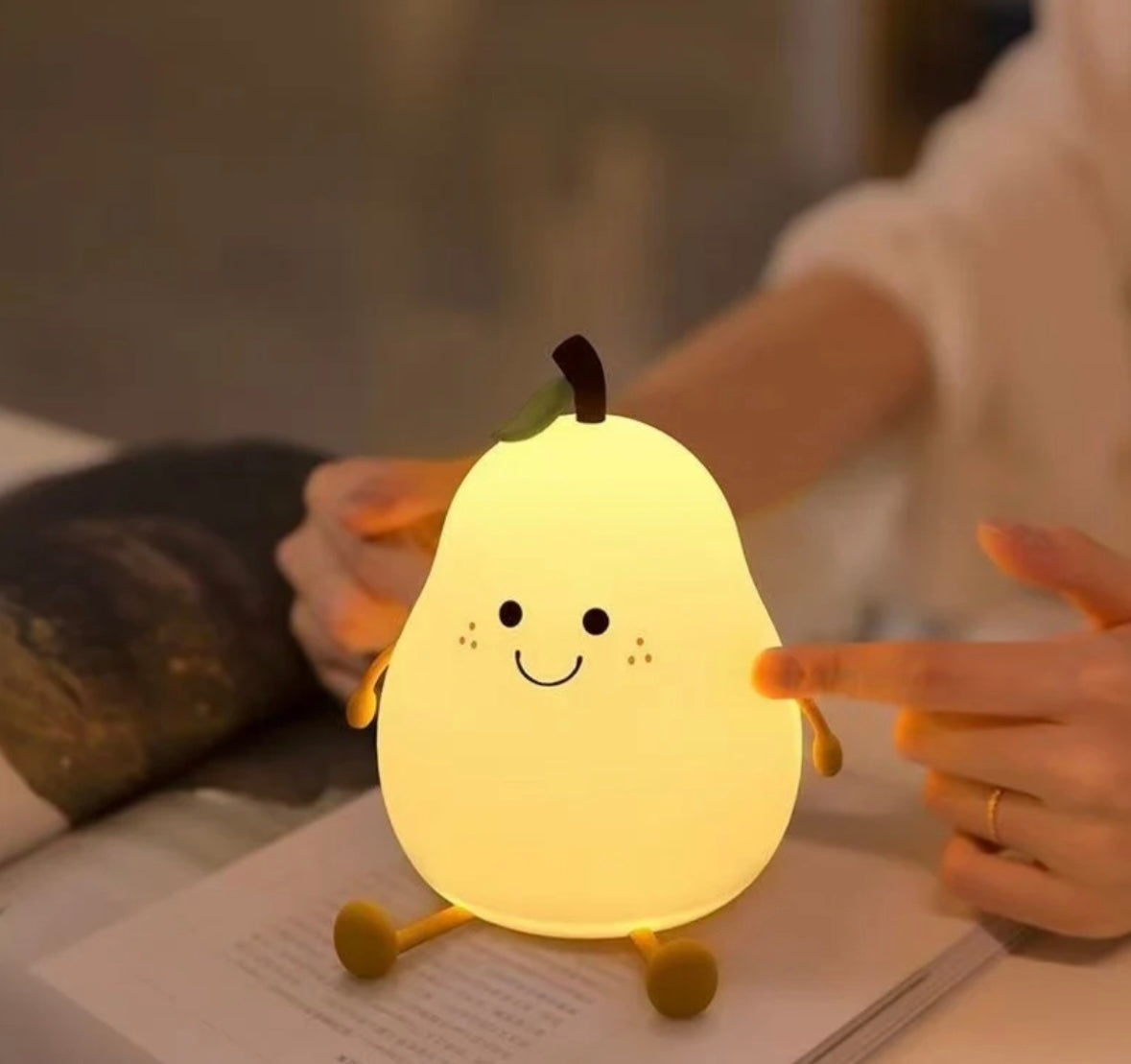 Pear lamp with moving legs